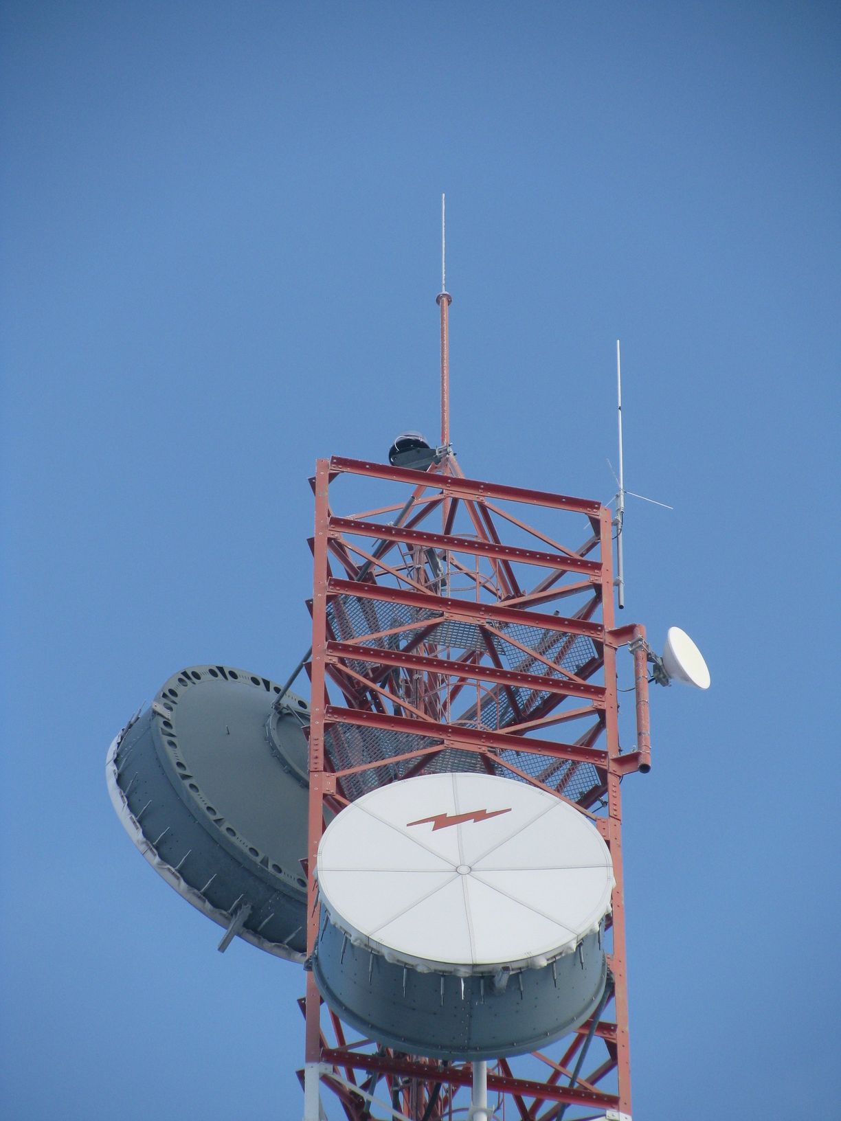 Antena X-300 na szczycie masztu